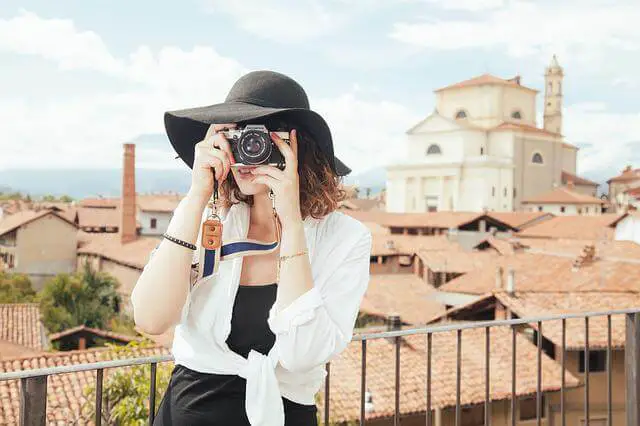 ways to take pictures of yourself when traveling solo